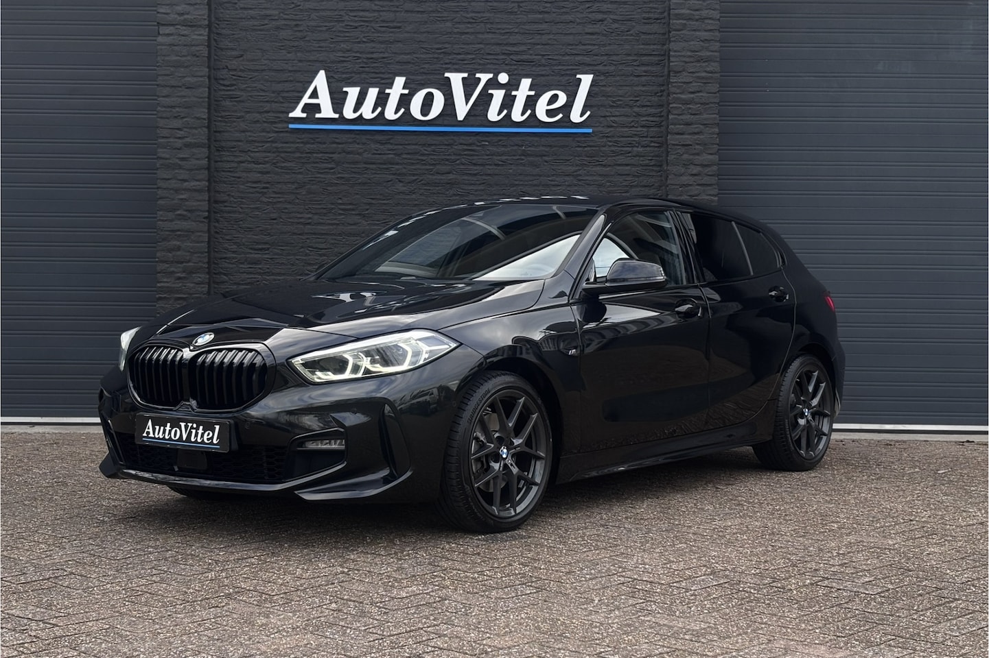 BMW 1-serie - 118i M-Sport | Sportleder | Camera | Harman Kardon | Trekhaak | Comfort Access - AutoWereld.nl