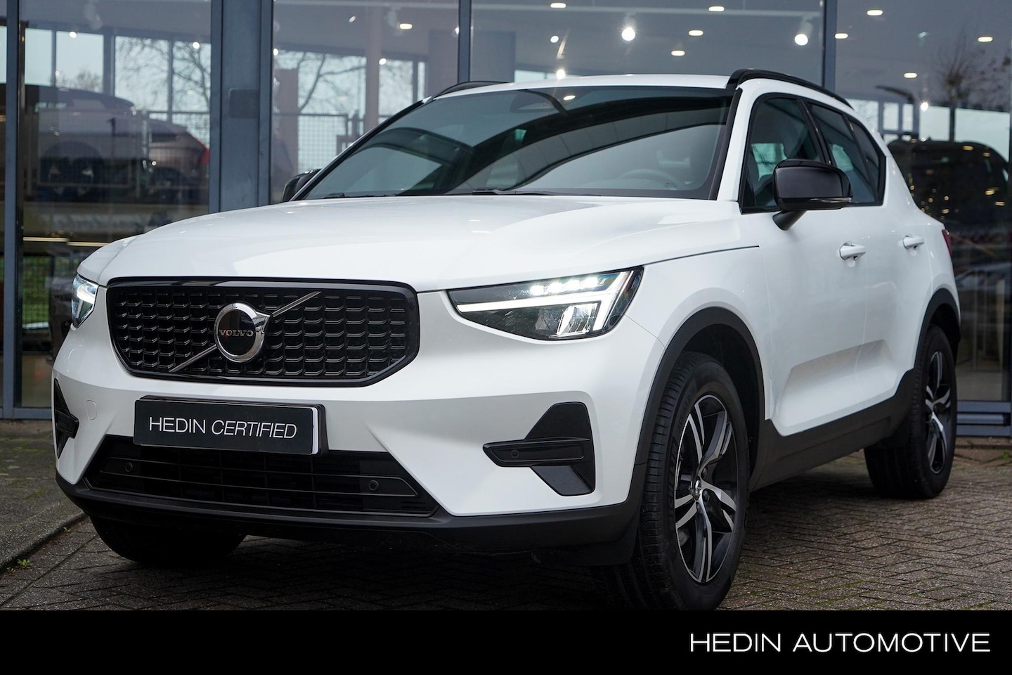 Volvo XC40 - 2.0 B4 Plus Dark | Adaptieve Cruise + Pilot Assist | Elek. Trekhaak | Stoel & Stuurverwarm - AutoWereld.nl
