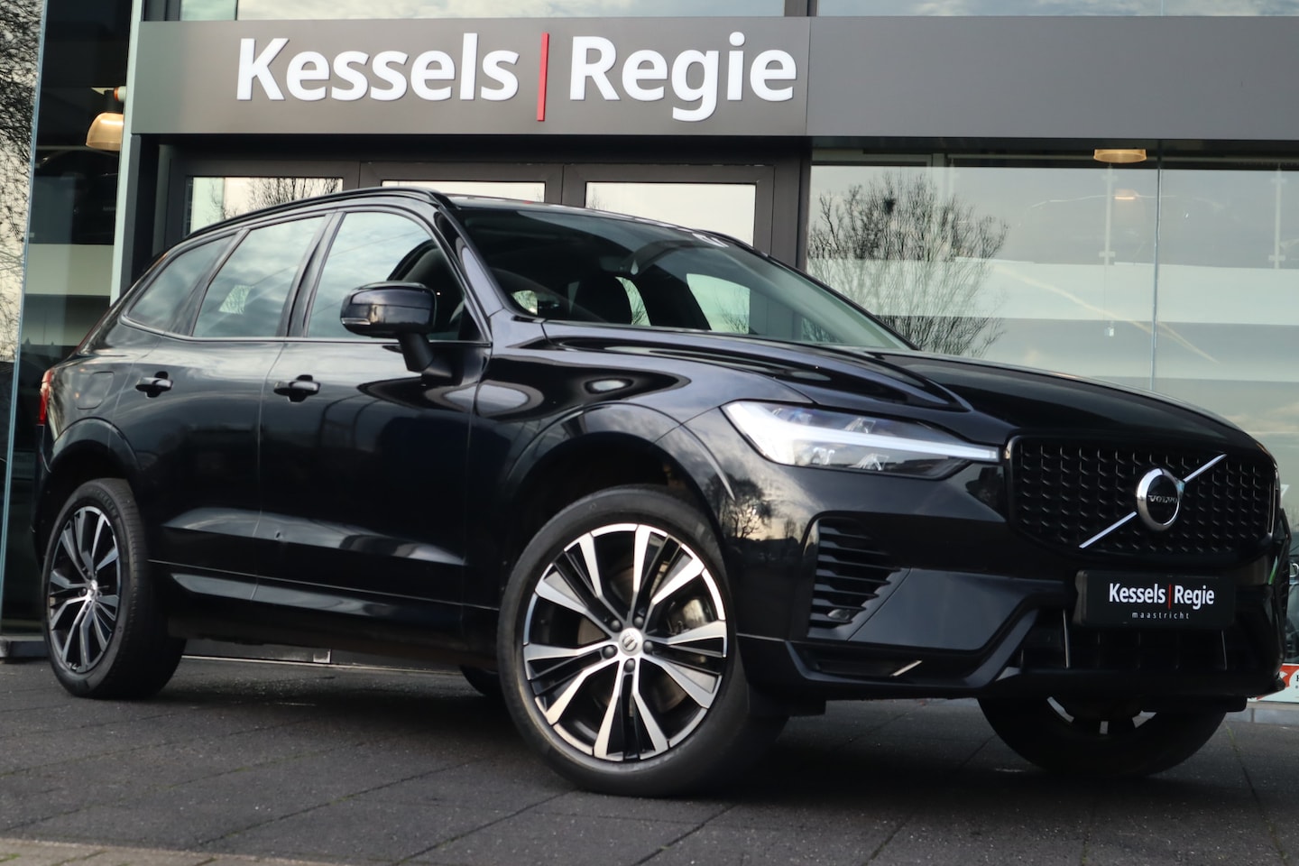 Volvo XC60 - 2.0 T6 Plug-in hybrid AWD Plus Dark Pano Memory H&K El.Haak Keyless Camera Stuur/Stoelverw - AutoWereld.nl