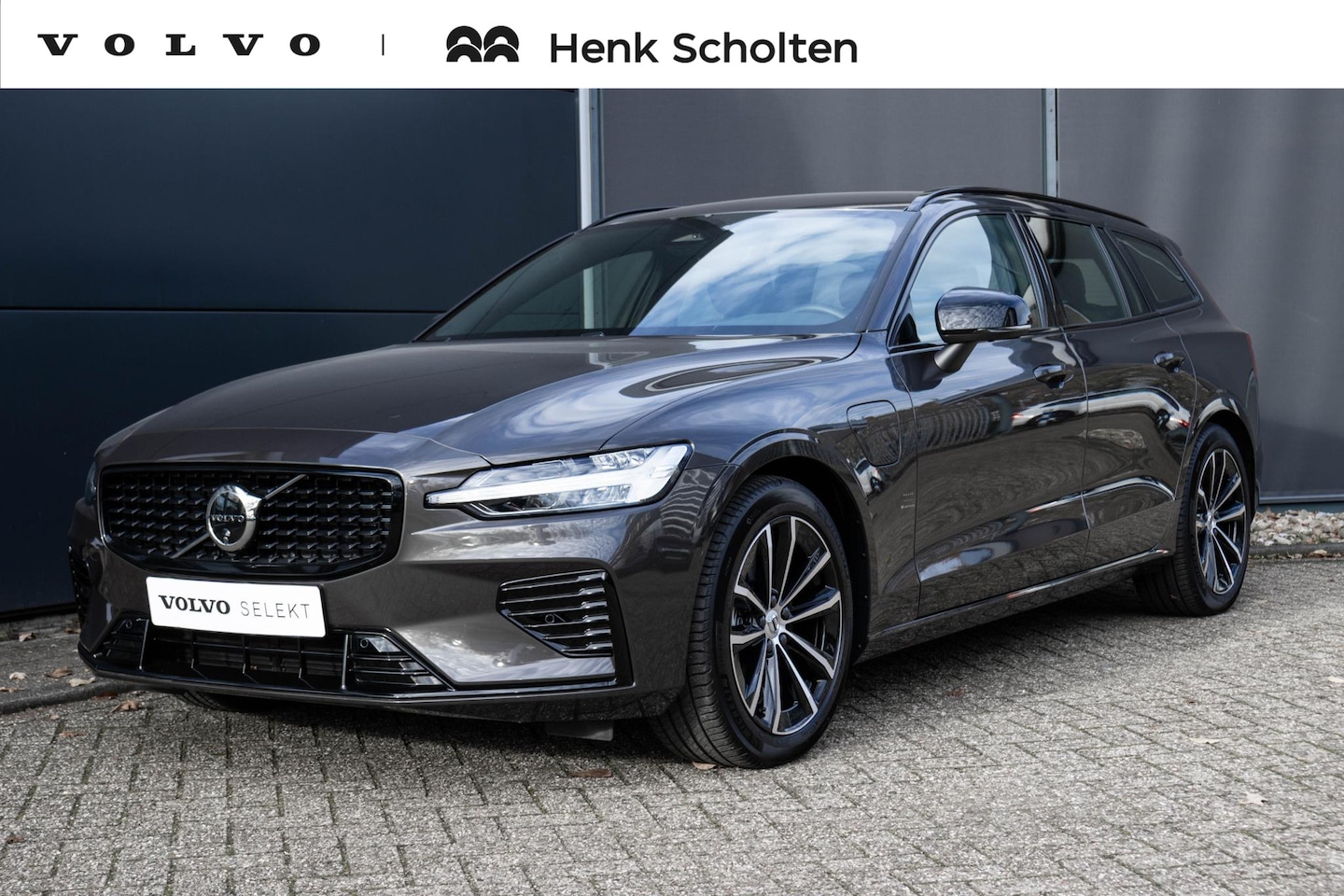 Volvo V60 - T6 Plug-in hybrid AWD Plus Dark | Semi Elektrische Trekhaak | Adaptieve Cruise Control | B - AutoWereld.nl
