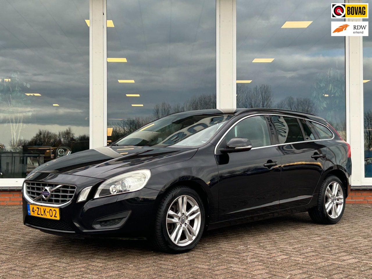 Volvo V60 - 2.0 Turbo AUT. Summum - Navi - Clima - PDC - Trekhaak - AutoWereld.nl