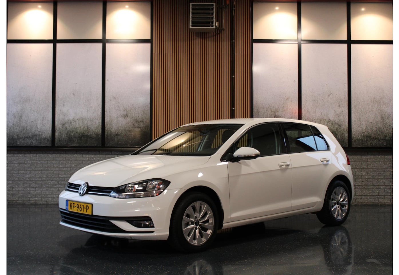 Volkswagen Golf - 1.0 TSI Trendline | Airco | Cruise control! - AutoWereld.nl