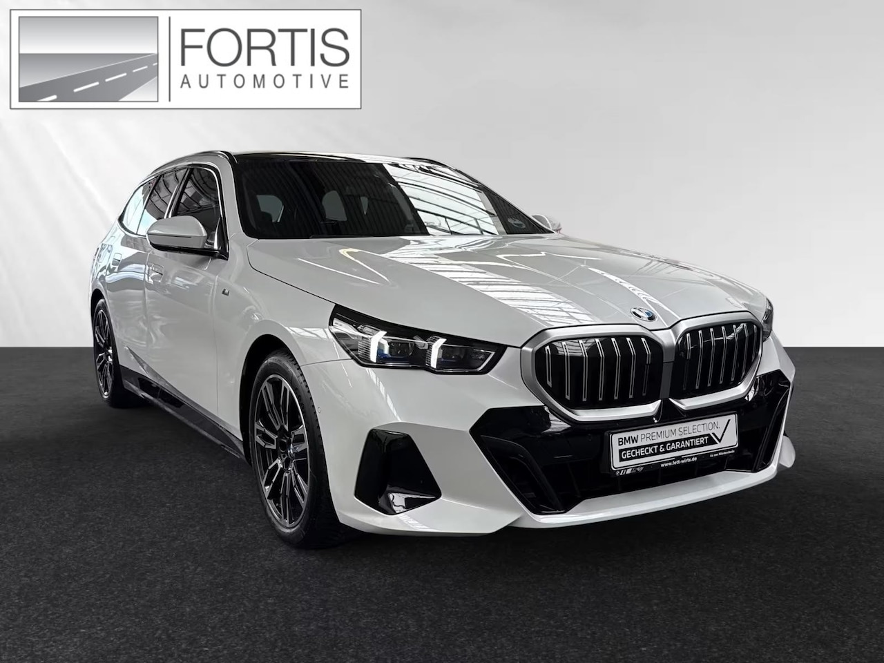 BMW 5-serie Touring - 520iA M-SPORT ** ADAPT. LED, LEDER, PANORAMA, TREKH, H&K SOUND, DR. ASS+ ** 1e EIG - UNFAL - AutoWereld.nl