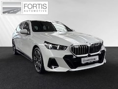 BMW 5-serie Touring - 520iA M-SPORT * ADAPT. LED, LEDER, PANORAMA, TREKH, H&K SOUND, DR. ASS+ * 1e EIG - UNFALLF
