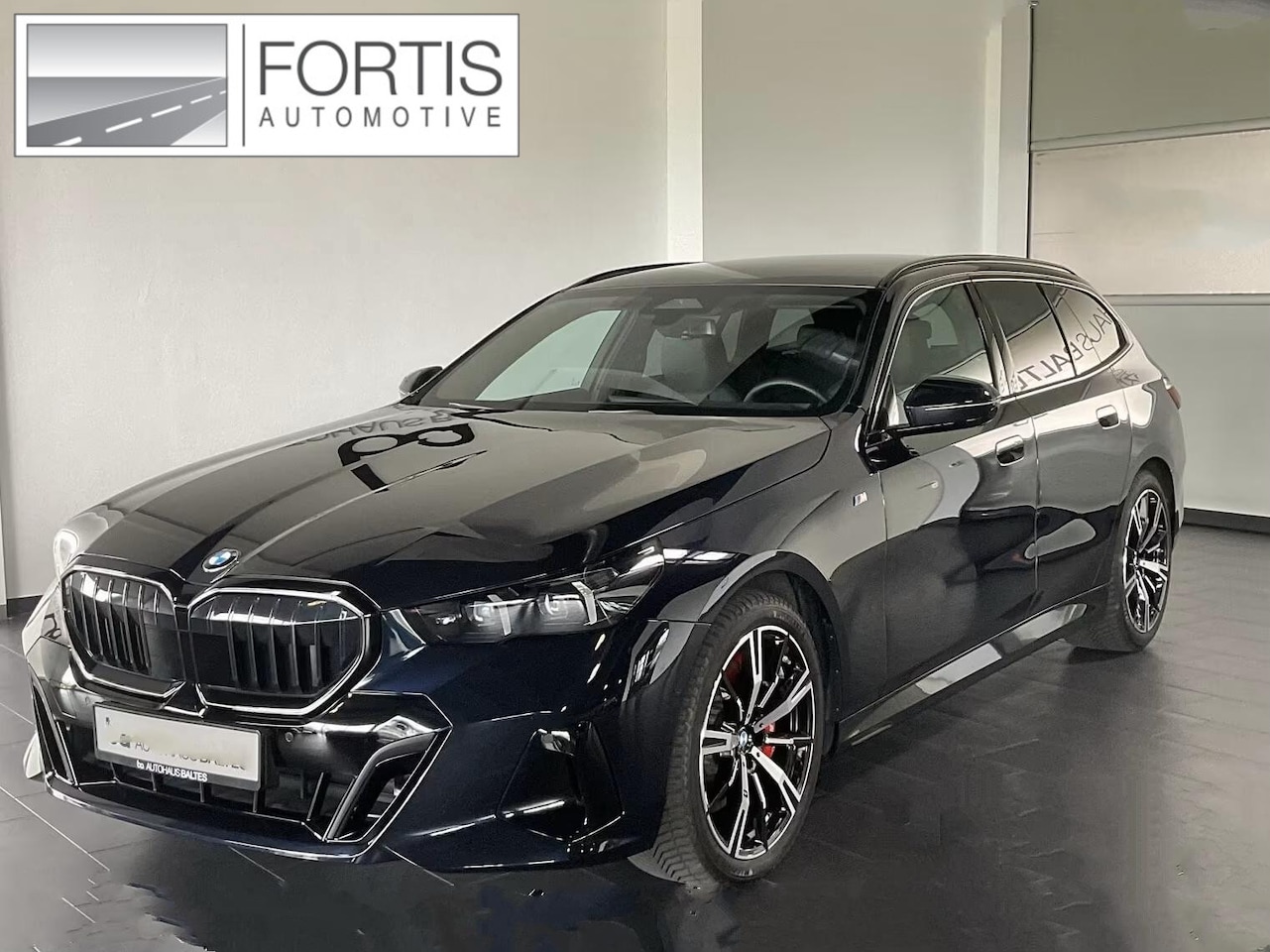 BMW 5-serie Touring - 540d xDrive M-SPORT Pro ** LED, PANORAMA, LEDER, 20-inch LMV, ICONIC GLOW, TREKH ** Ex BMW - AutoWereld.nl
