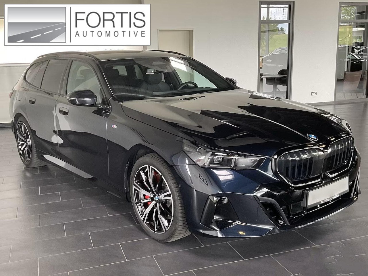BMW 5-serie Touring - 540d xDrive M-SPORT Pro ** LED, PANORAMA, LEDER, 20-inch LMV, ICONIC GLOW, TREKH ** Ex BMW - AutoWereld.nl