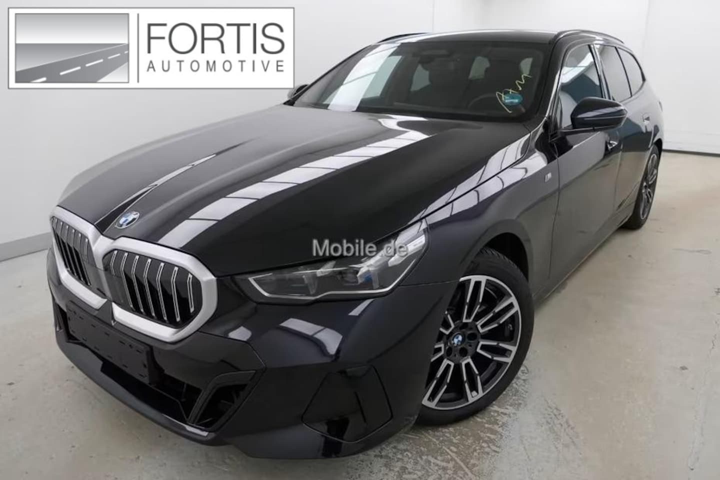 BMW 5-serie Touring - 520iA M-SPORT ** ADAPT. LED, LEDER, PANORAMA, TREKH, H&K SOUND, DR. ASS+ ** 1e EIG - UNFAL - AutoWereld.nl