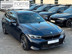 BMW 3-serie Touring - 320d xDrive M-SPORT * LED, NAVI+, HALF-LEDER, VERW. STUUR, HuD, TREKH, 19-inch LMV, TANSAN
