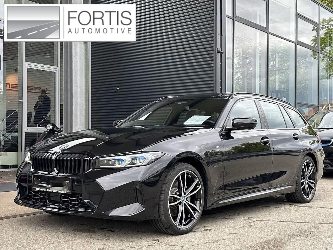 BMW 3-serie Touring - 330e M-SPORT ** ADAPT. LED, HALF-LEDER, HuD, ACC, SHADOW LINE, H&K SOUND, 19-inch LMV ** 1 - AutoWereld.nl