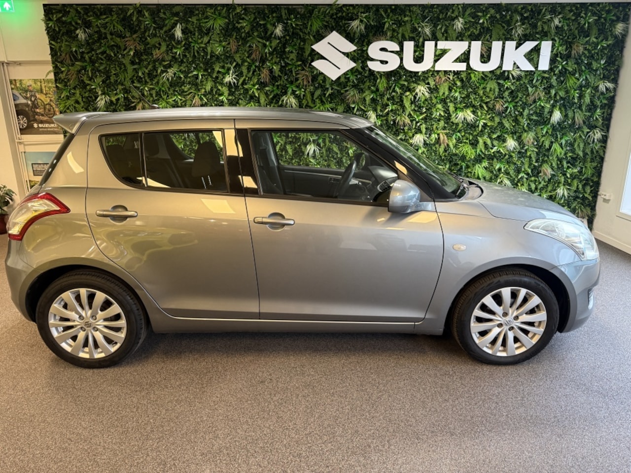 Suzuki Swift - Airconditioning Sportvelgen 1.2 Bandit-uitvoering Achterklepspoiler Cruise Control - AutoWereld.nl