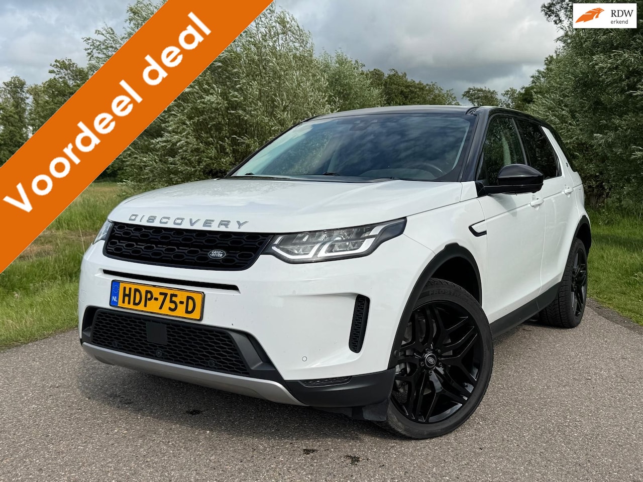 Land Rover Discovery Sport - P300e 1.5 PHEV / Elektrische Trekhaak / Leder / 360 Camera / Navigatie / Zwarte LM 20 Inch - AutoWereld.nl