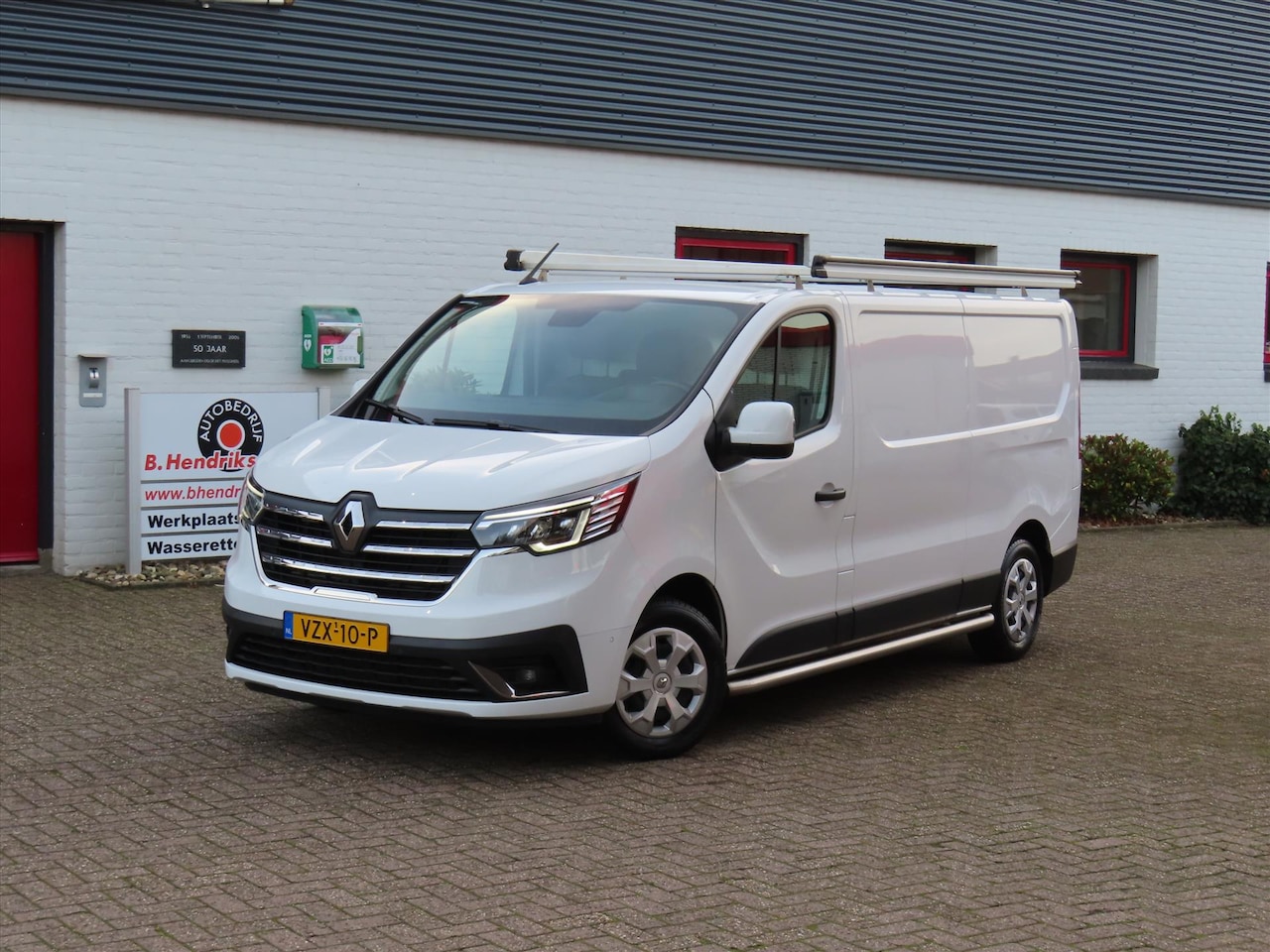 Renault Trafic - GB 2.0 Blue dCi 130pk L2H1 Work Edition/ Trekhaak/ Vloer + wand platen/ Parkeercamera acht - AutoWereld.nl