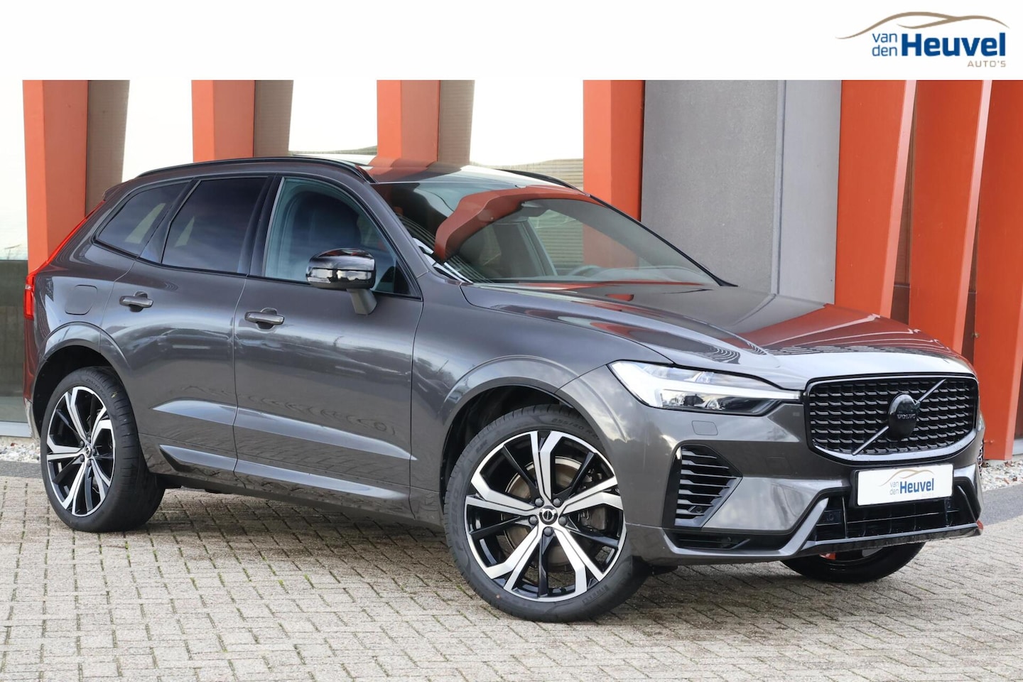 Volvo XC60 - T6 Recharge AWD R-Design | Longe Range | Panoramadak | Stoelverwarming | Parkeercamera | T - AutoWereld.nl