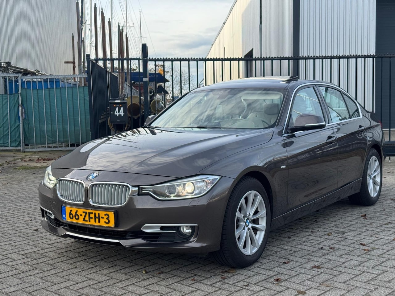 BMW 3-serie - 320i High Executive Navi Clima Leer Opendak - AutoWereld.nl