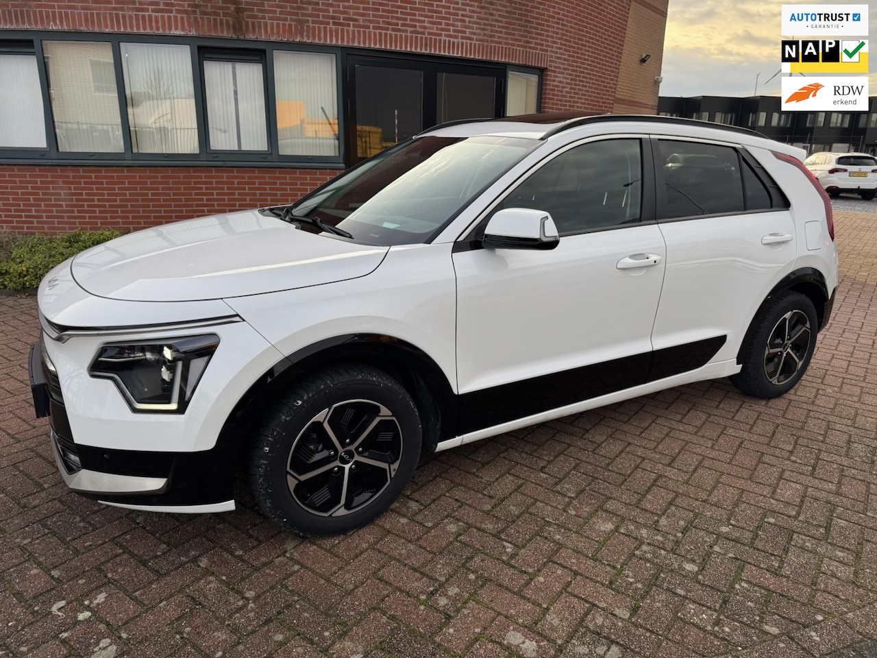 Kia Niro - 1.6 GDi Hybrid DynamicPlusLine /PANO/LED/LEER/STOELV/STUURV - AutoWereld.nl