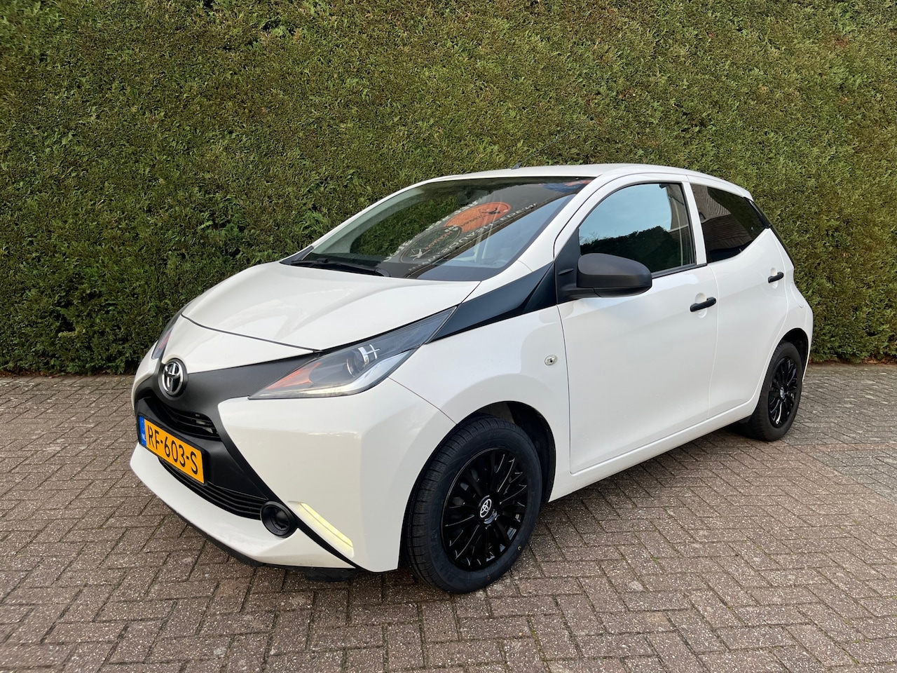 Toyota Aygo - 1.0 VVT-i x-fun 1.0 VVT-i x-fun, Airco, Led, 5-drs, Eerste eigenaar ! - AutoWereld.nl