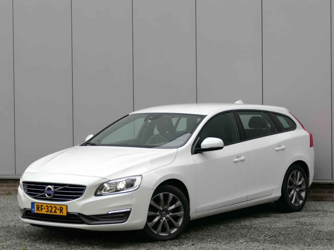 Volvo V60 - 2.0 T3 Polar+ Dyn. Xenon / Leer / Trekhaak - AutoWereld.nl