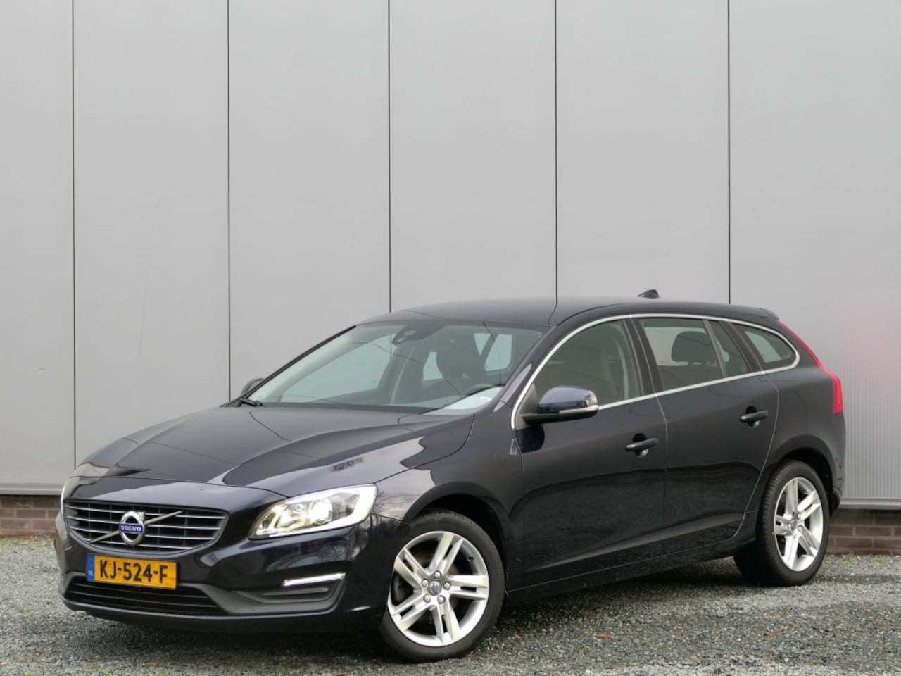 Volvo V60 - 1.5 T2 AUT Nordic+ Xenon / Navi / Voorruit verwarming - AutoWereld.nl