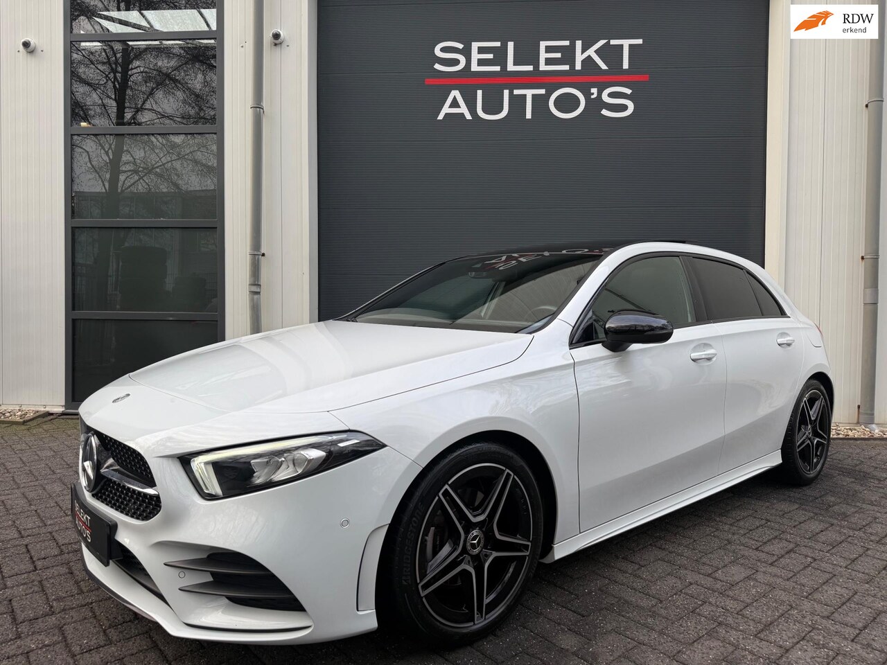 Mercedes-Benz A-klasse - 180 Premium Plus AMG Pano/Ambiente/Car Play/LED/Navigatie/Camera/Alcantara/PDC/Cruise/Clim - AutoWereld.nl