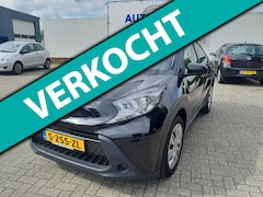 Toyota Aygo X - 1.0 VVT-i MT Play keurig nette in Nederland nieuw geleverde Aygo X met zeer lage km stand