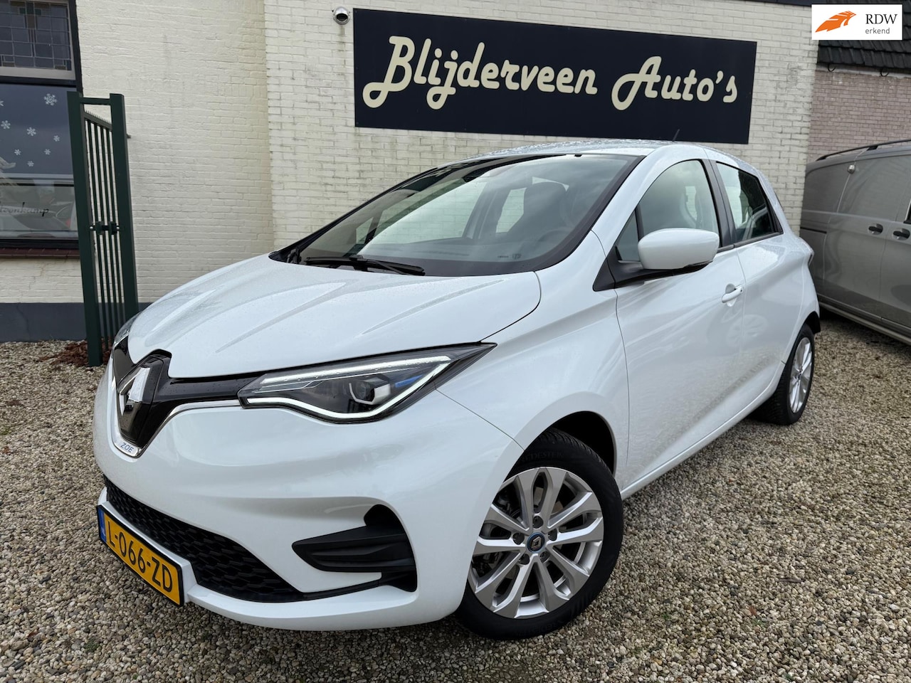 Renault Zoe - R110 Life 52 kWh (ex Accu) 92% SOH | Carplay | Dealer Onderhouden | LM | PDC | All Season - AutoWereld.nl