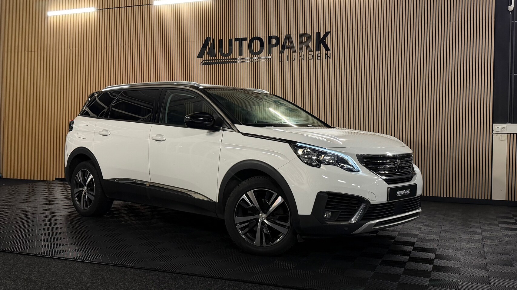 Peugeot 5008 - 1.2 PureTech Allure|AUTOMAAT|DEALER ONDERHOUDEN|PDC|LED|SFEERVERLICHTING|7 Persoons|1e EIG - AutoWereld.nl