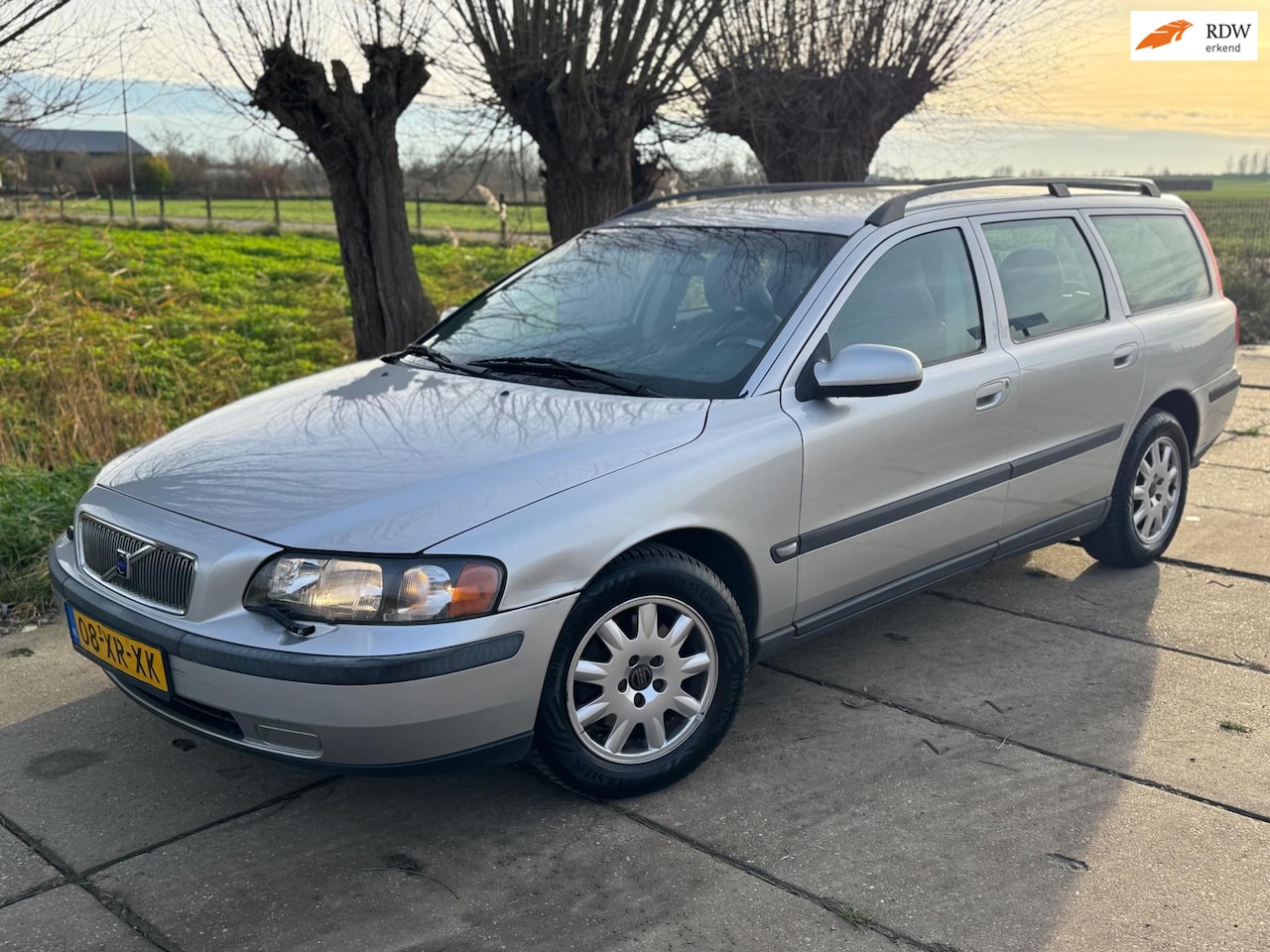 Volvo V70 - 2.4 170PK AIRCO/MEMORY/CRUISE/CV/TREKHAAK/RIJKLAAR - AutoWereld.nl