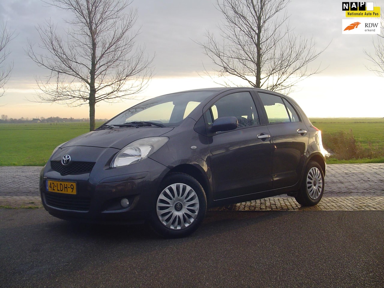 Toyota Yaris - 1.3 VVTi Aspiration / Airco / Trekhaak / 6 versnellingen. - AutoWereld.nl