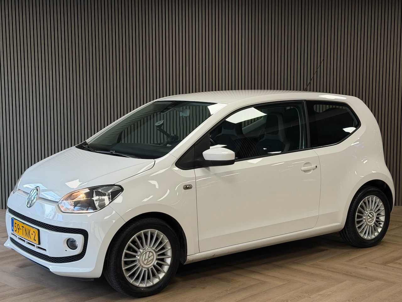 Volkswagen Up! - 1.0 high up! BlueMotion PARKEERSENSOREN ACHTER NAVI AIRCO CRUISE CONTROL - AutoWereld.nl