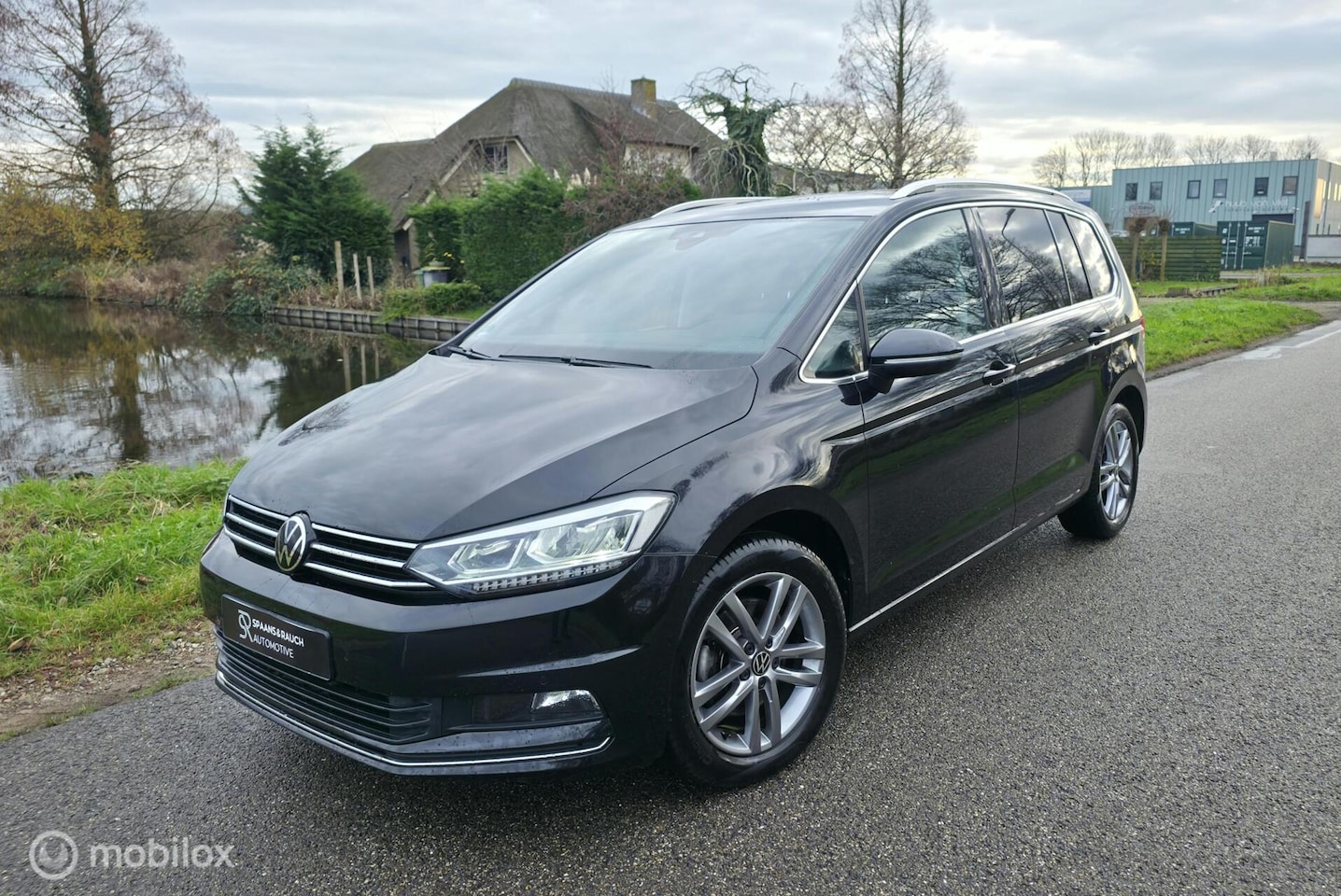 Volkswagen Touran - 1.5 TSI Highline / Navi / Carplay / Luxe - AutoWereld.nl