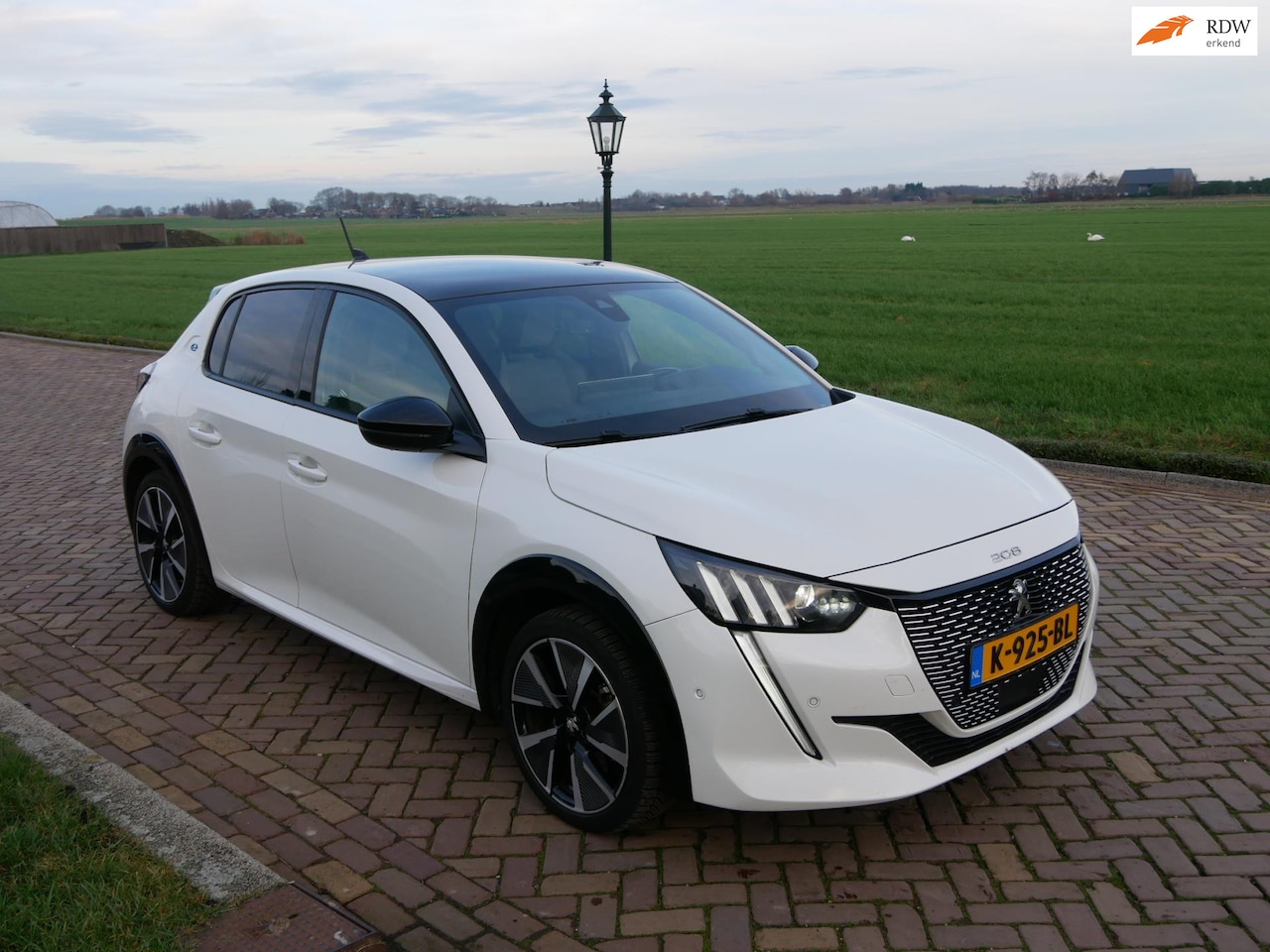 Peugeot e-208 - EV GT 350 50 kWh *PANO**10599**NETTO** - AutoWereld.nl