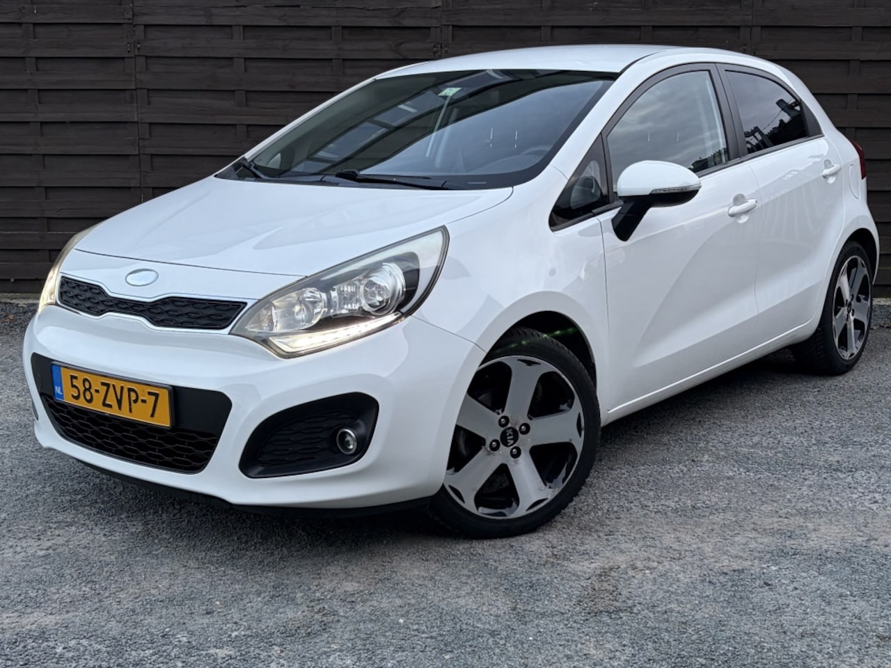 Kia Rio - 1.2 CVVT Plus Pack / LED / NAVI / CRUISE / AUX / NW APK - AutoWereld.nl