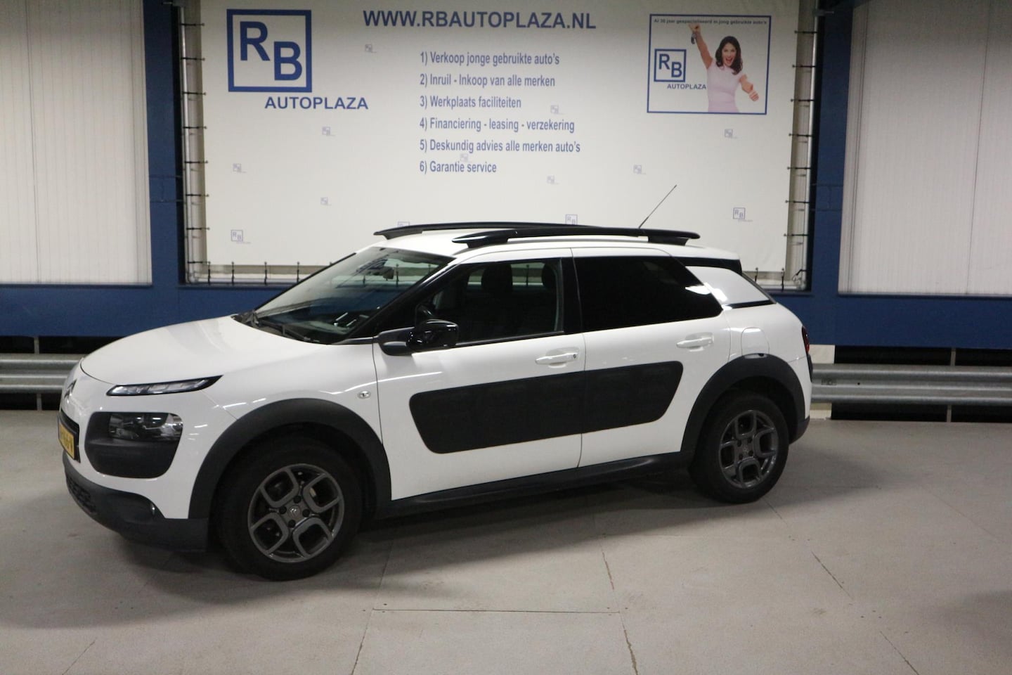 Citroën C4 Cactus - 1.2 PureTech Shine NAP/ TREKHAAK/ CRUISE CONTROL - AutoWereld.nl