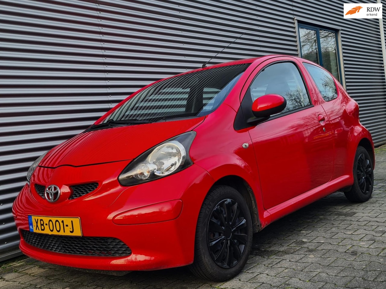Toyota Aygo - 1.0-12V 3drs 02-2006 Tornado Red 121dkm!! APK NIEUW!! tot 02-2027!!! - AutoWereld.nl