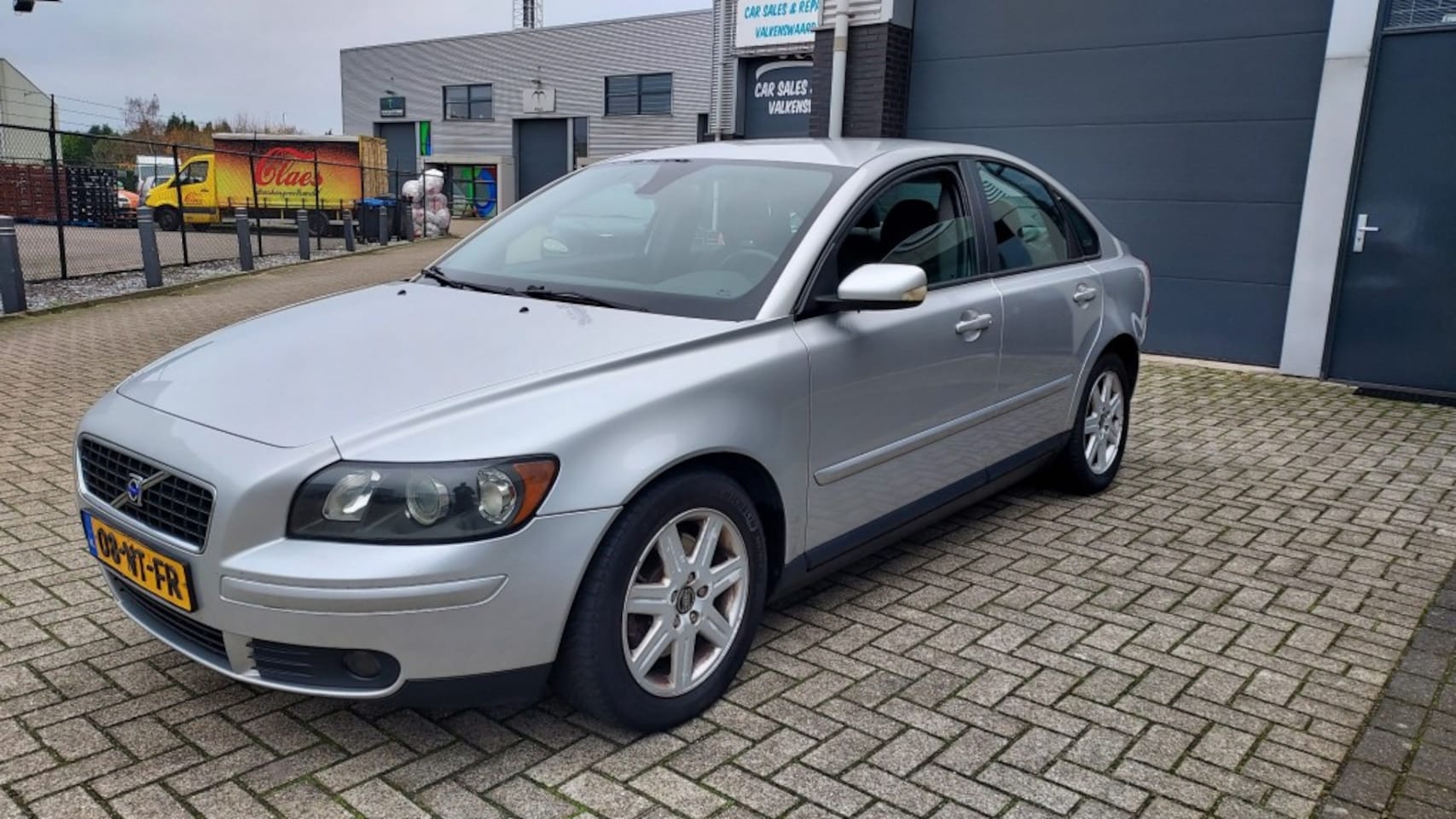 Volvo S40 - 2.4i 5 Cilinder met Nieuwe APK en 4 Nieuwe All-Seasons - AutoWereld.nl