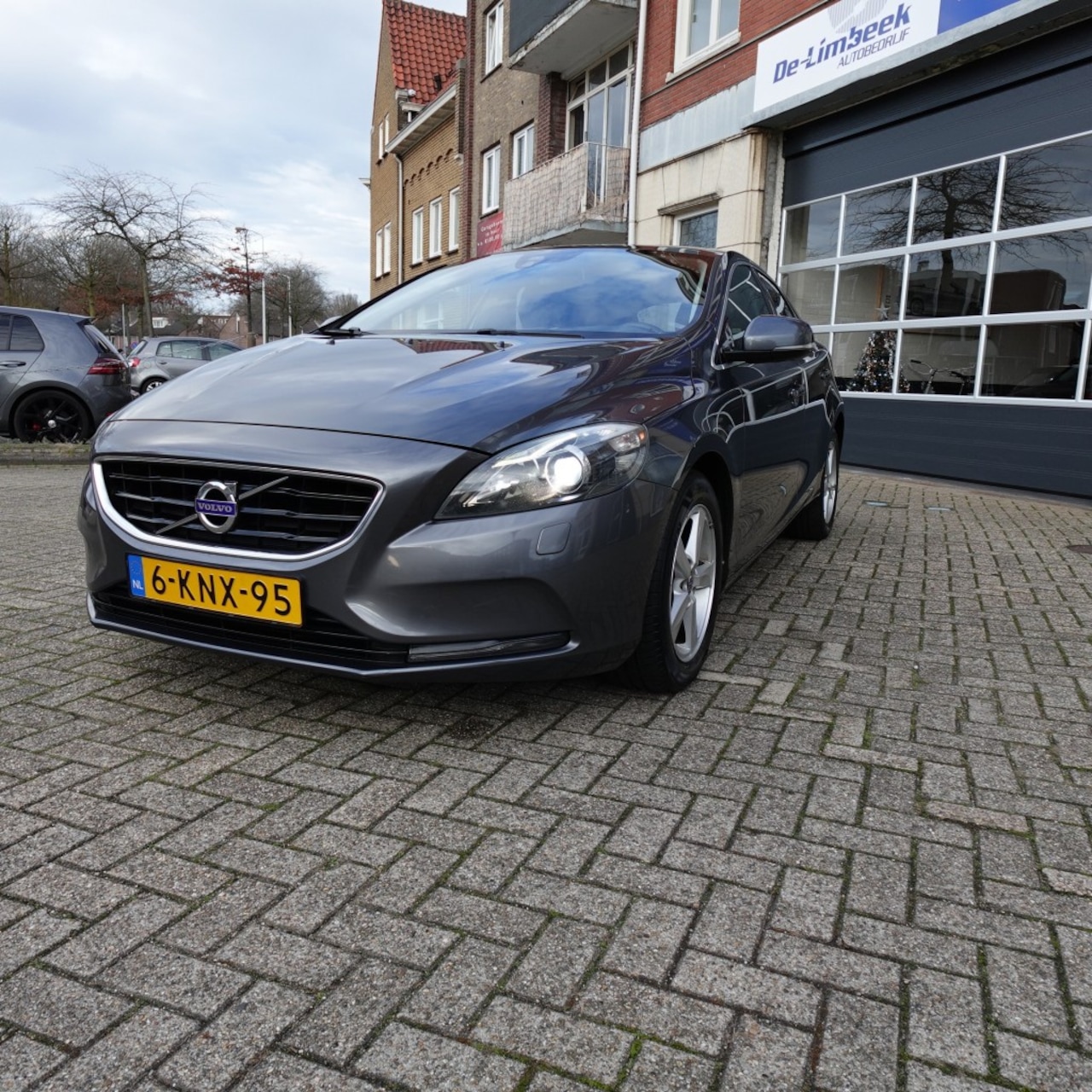 Volvo V40 - 1.6 D2 Momentum 1.6 D2 MOMENTUM, PANODAK,NAVIGATIE,XENON - AutoWereld.nl