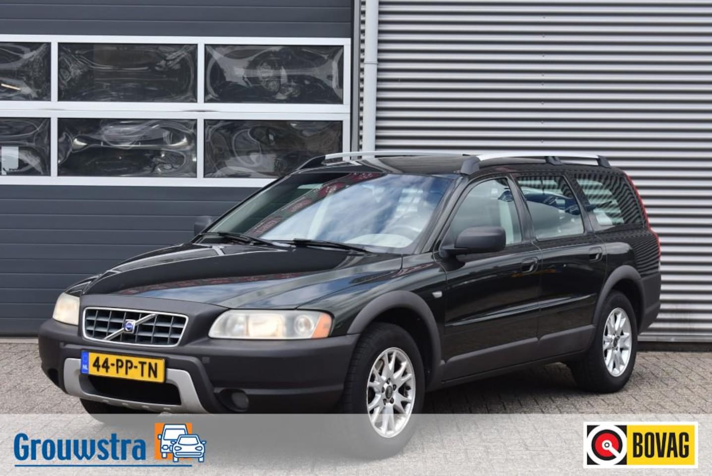 Volvo XC70 - 2.5 T MOMENTUM / AIRCO / CRUISE CONTROL / TREKHAAK - AutoWereld.nl