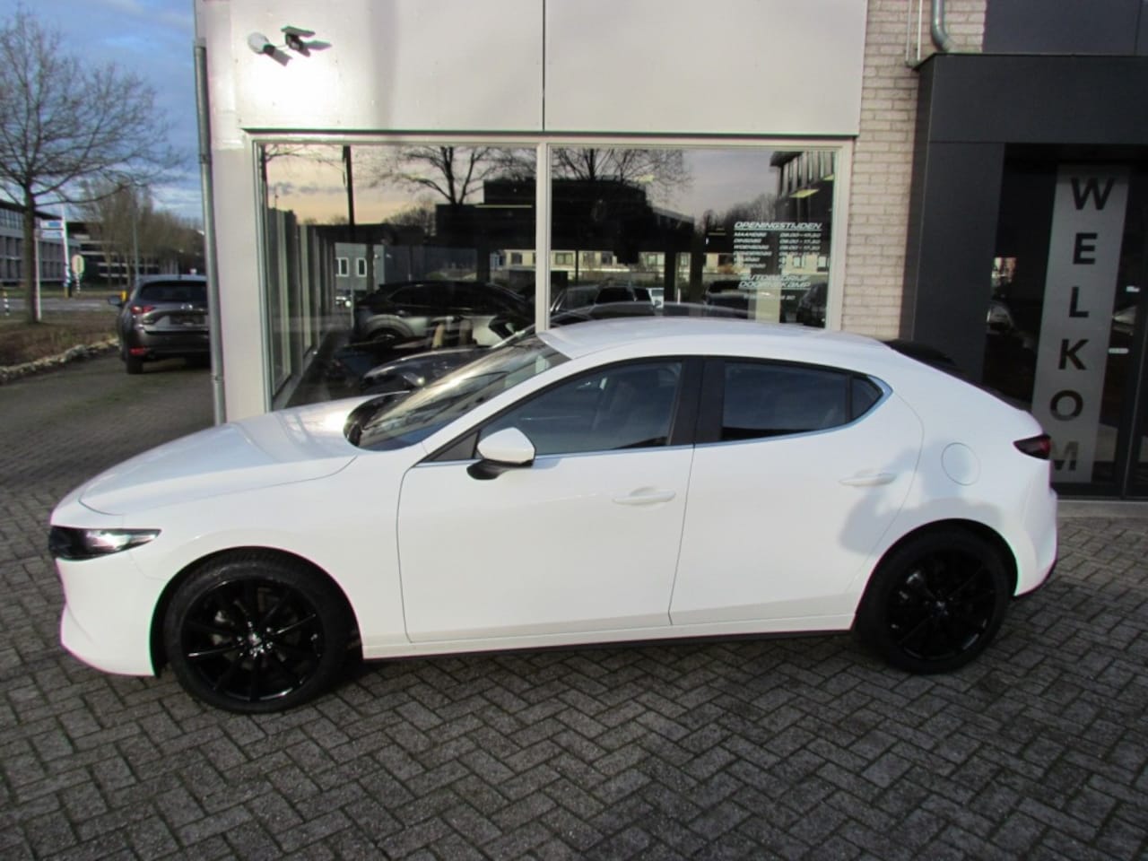 Mazda 3 - 2.0 E-Skyactiv-X 180pk 6MT HB5 18 inch All Season - AutoWereld.nl