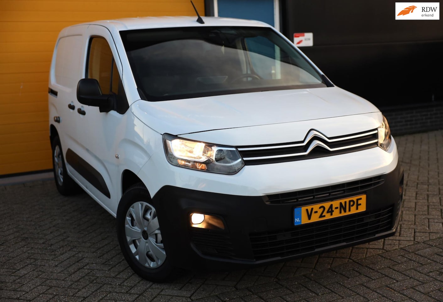 Citroën Berlingo - 1.2 BENZINE / Automaat / 3 Zits / Navi / Airco / Cruise Control / Elek Pakket / Schuifdeur - AutoWereld.nl