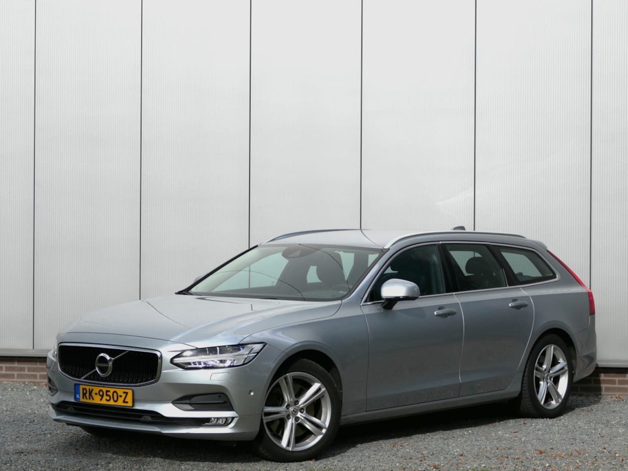 Volvo V90 - T5 AUT 12 MND garantie Momentum Leer / Stuur verwarming / Parkee - AutoWereld.nl