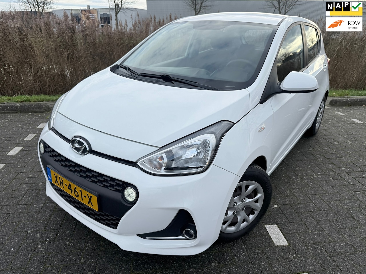 Hyundai i10 - 1.0i Comfort*carplay*PARK SENSOREN*CRUISE*NEW APK*NAP*AIRCO*ELKT-RAAM*C-D AFSTAND - AutoWereld.nl