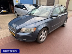 Volvo V50 - 2.4i Momentum 2004 327.318km NAP en Boekjes Airco, sportvelgen, half leder interieur, etc
