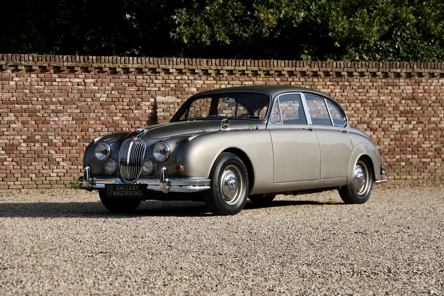 Jaguar Mark II - 2 3.4 Litre "Restored condition" Presented in the timeless shade of "Gunmetal gray" with a - AutoWereld.nl