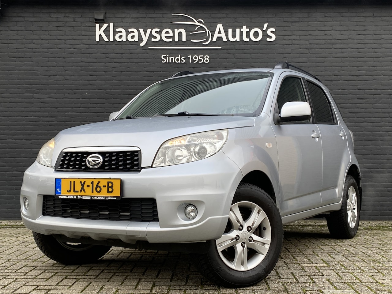 Daihatsu Terios - 1.5 4WD Track AUT. | airco | parkeersensoren | privacy glas | dakrails | elektrisch pakket - AutoWereld.nl