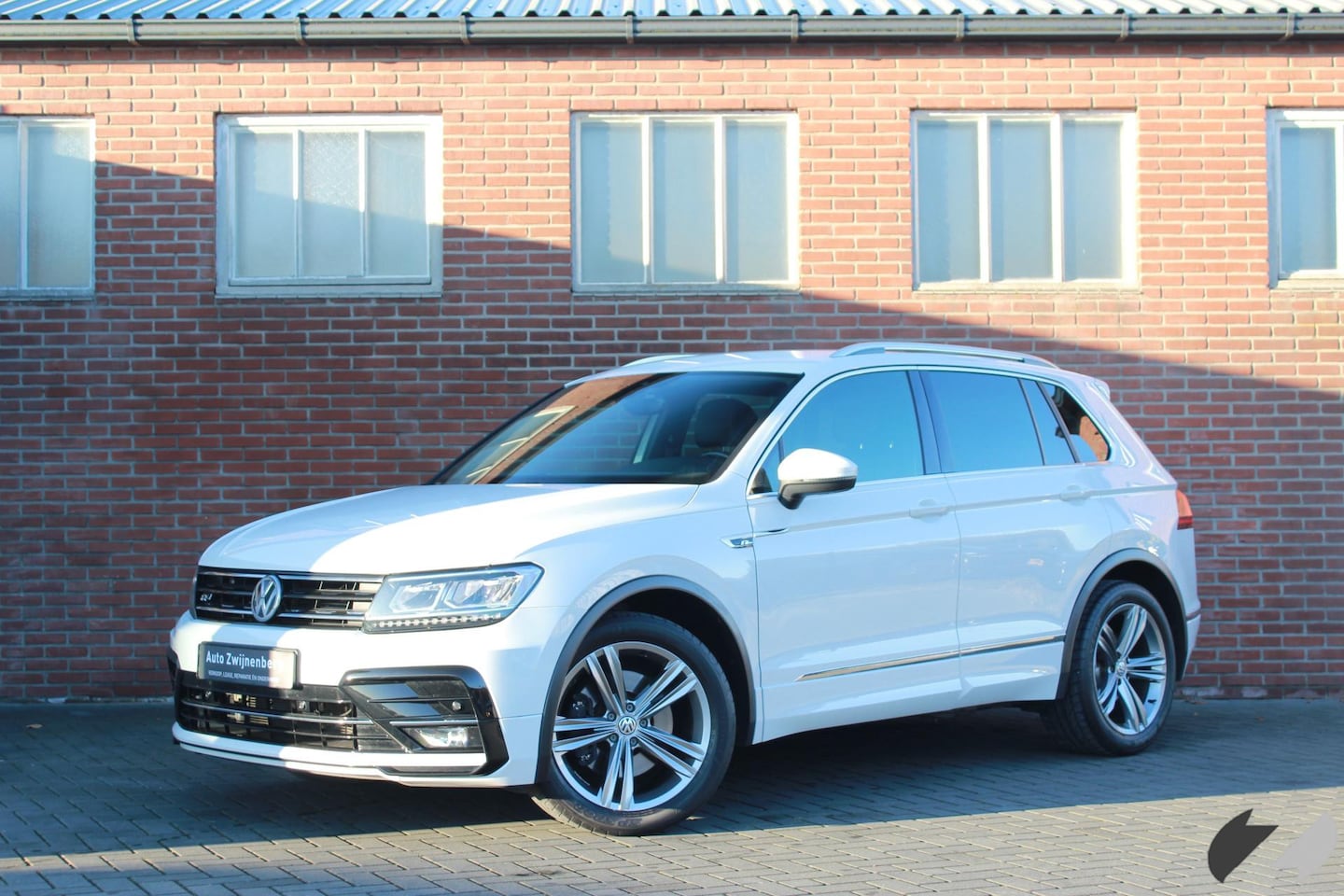 Volkswagen Tiguan - 2.0 TSI 4Motion R-line | ACC | Stoelverwarming | - AutoWereld.nl