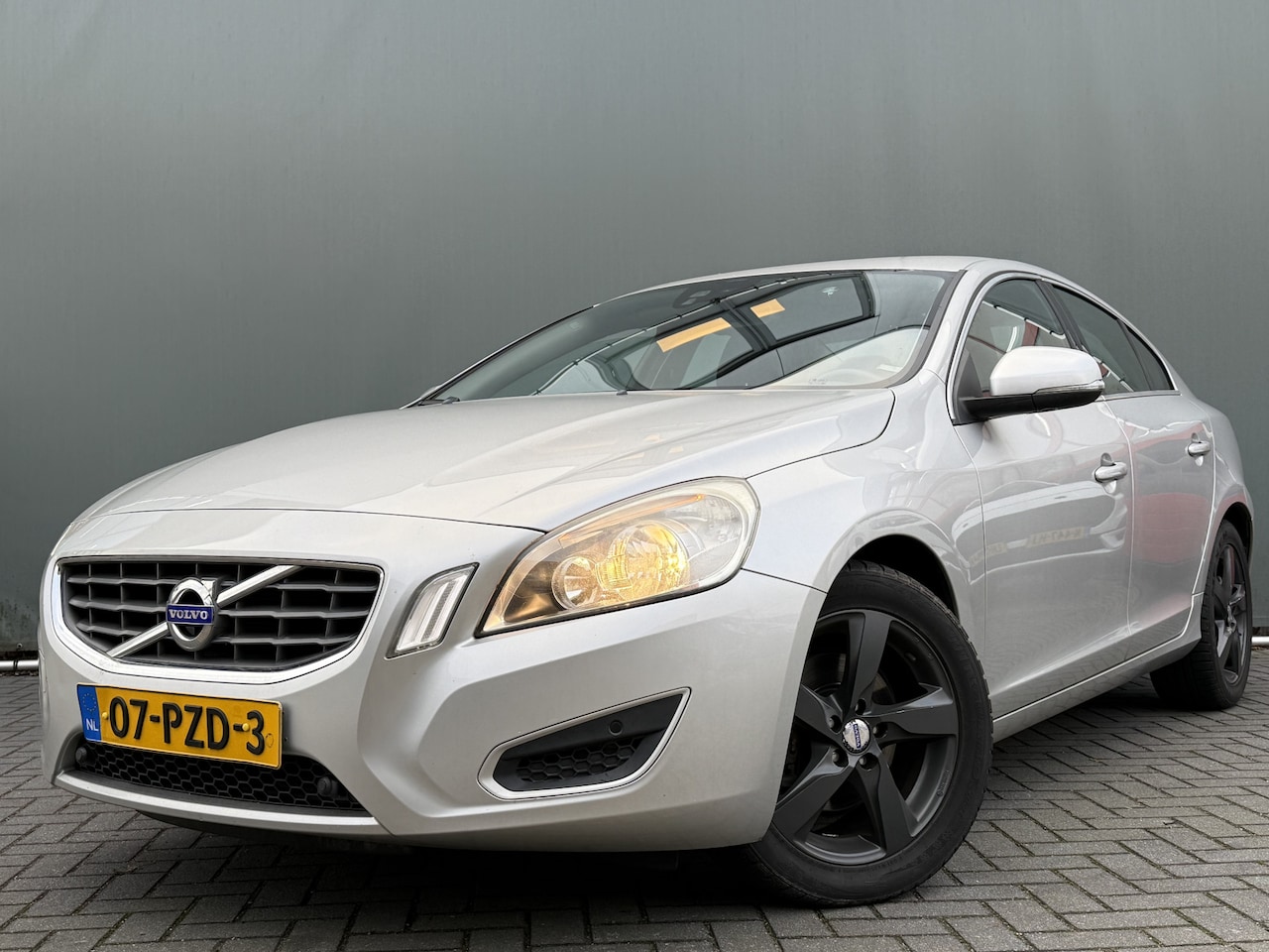 Volvo S60 - BWJ 2011 1.6 180 PK T4 Momentum AUTOMAAT / TREKHAAK / CRUISE / CLIMA / NAVI / PARKEERSENSO - AutoWereld.nl