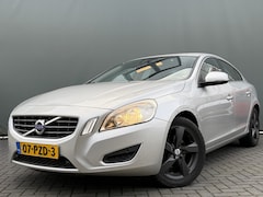 Volvo S60 - BWJ 2011 1.6 180 PK T4 Momentum AUTOMAAT / TREKHAAK / CRUISE / CLIMA / NAVI / PARKEERSENSO