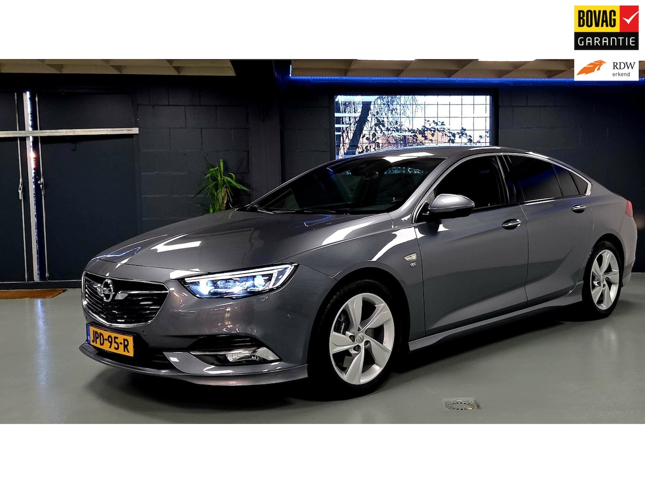 Opel Insignia Grand Sport - 2.0 Turbo 4x4 Business Executive 2.0 Turbo 4x4 Business Executive - AutoWereld.nl