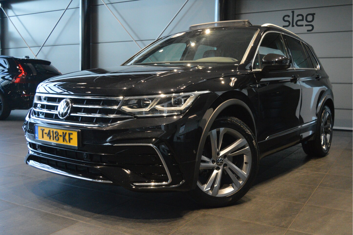 Volkswagen Tiguan - 1.5 TSI 2X R-LINE navi leer pano camera trekhaak !! - AutoWereld.nl