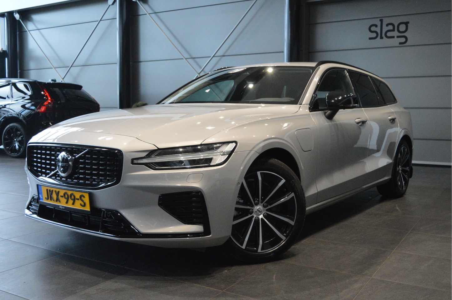 Volvo V60 - 2.0 T6 Plug-in hybrid AWD Plus Dark leer trekhaak camera !! - AutoWereld.nl